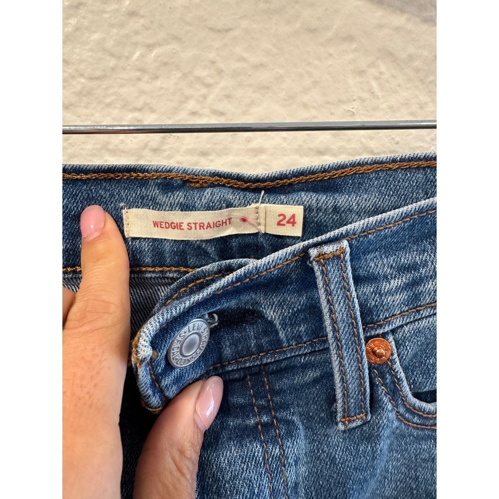Levi's Wedgie Straight High Rise Jeans Medium Wash Blue Size 24 Ankle Button Fly - Picture 7 of 13